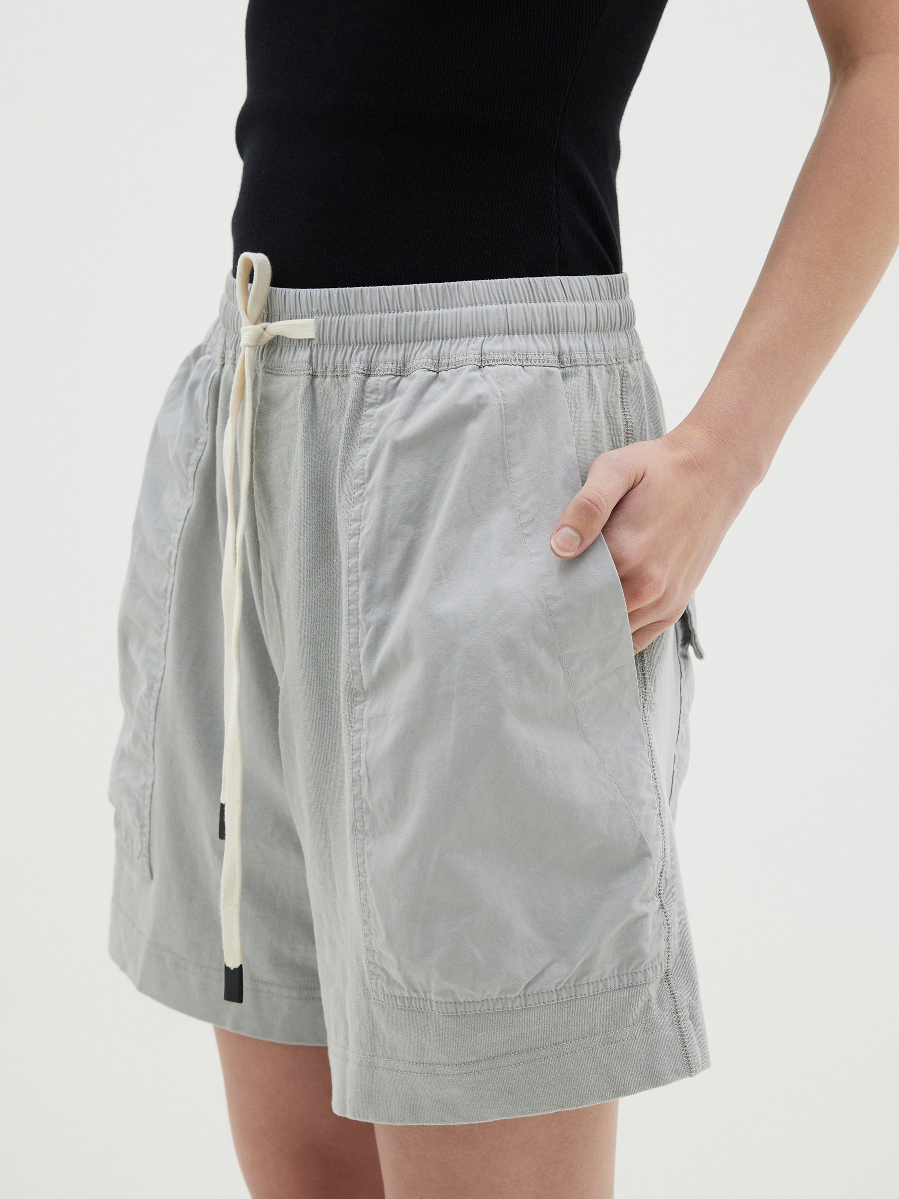 contrast pocket detail short