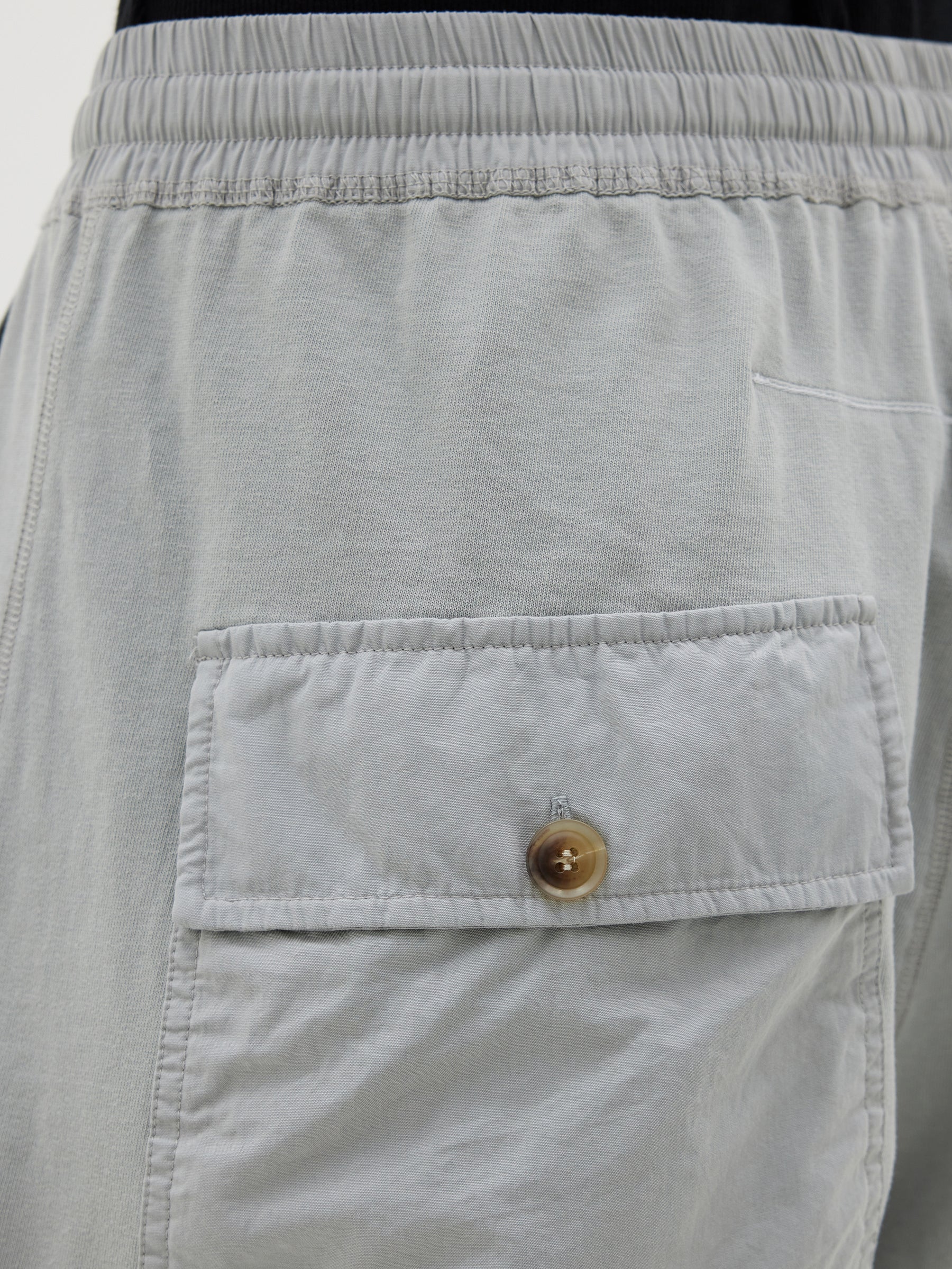 contrast pocket detail short