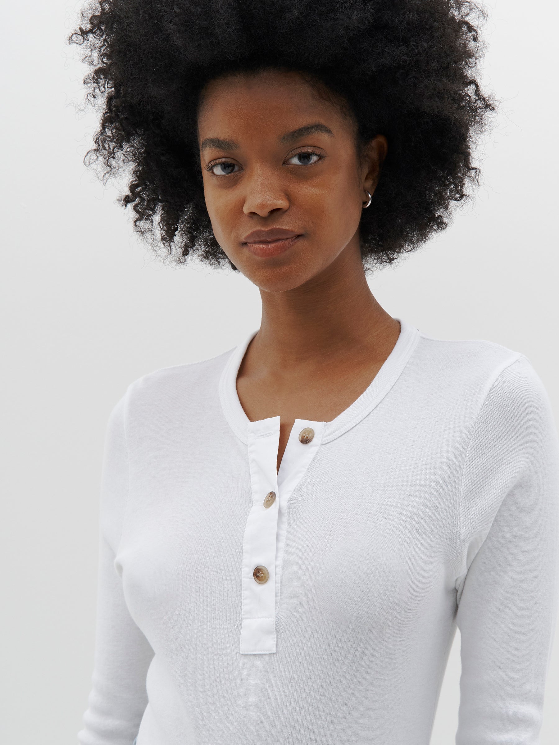rib-cntrst-placket-l-s-t-shirt-aw22wjt57-white