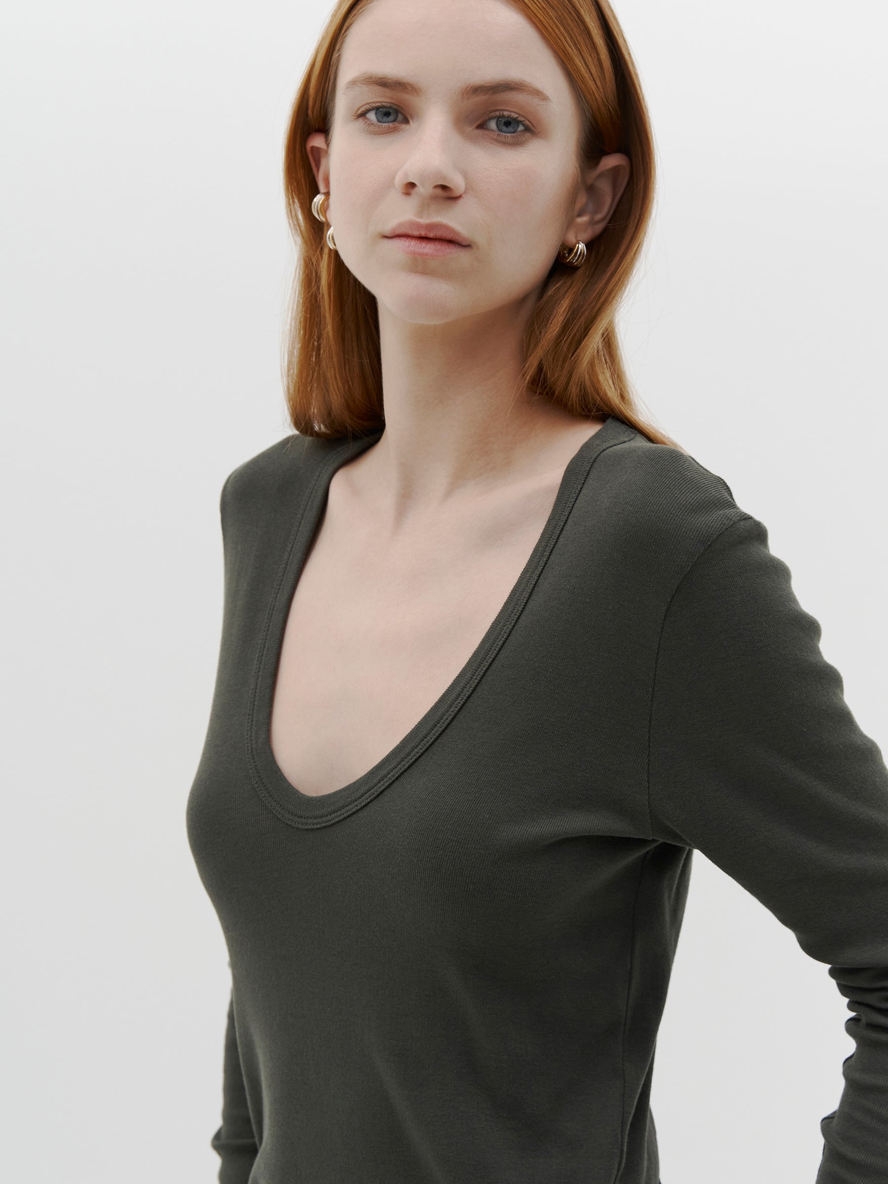 slim-rib-v-neck-l-s-t-shirt-aw22wjt90-kelp