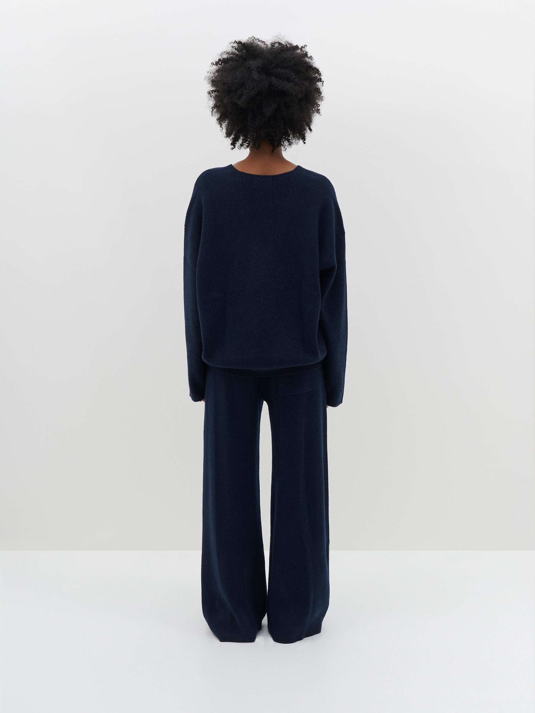 v-neck-cashmere-weekend-knit-aw22wk09-dark-ink