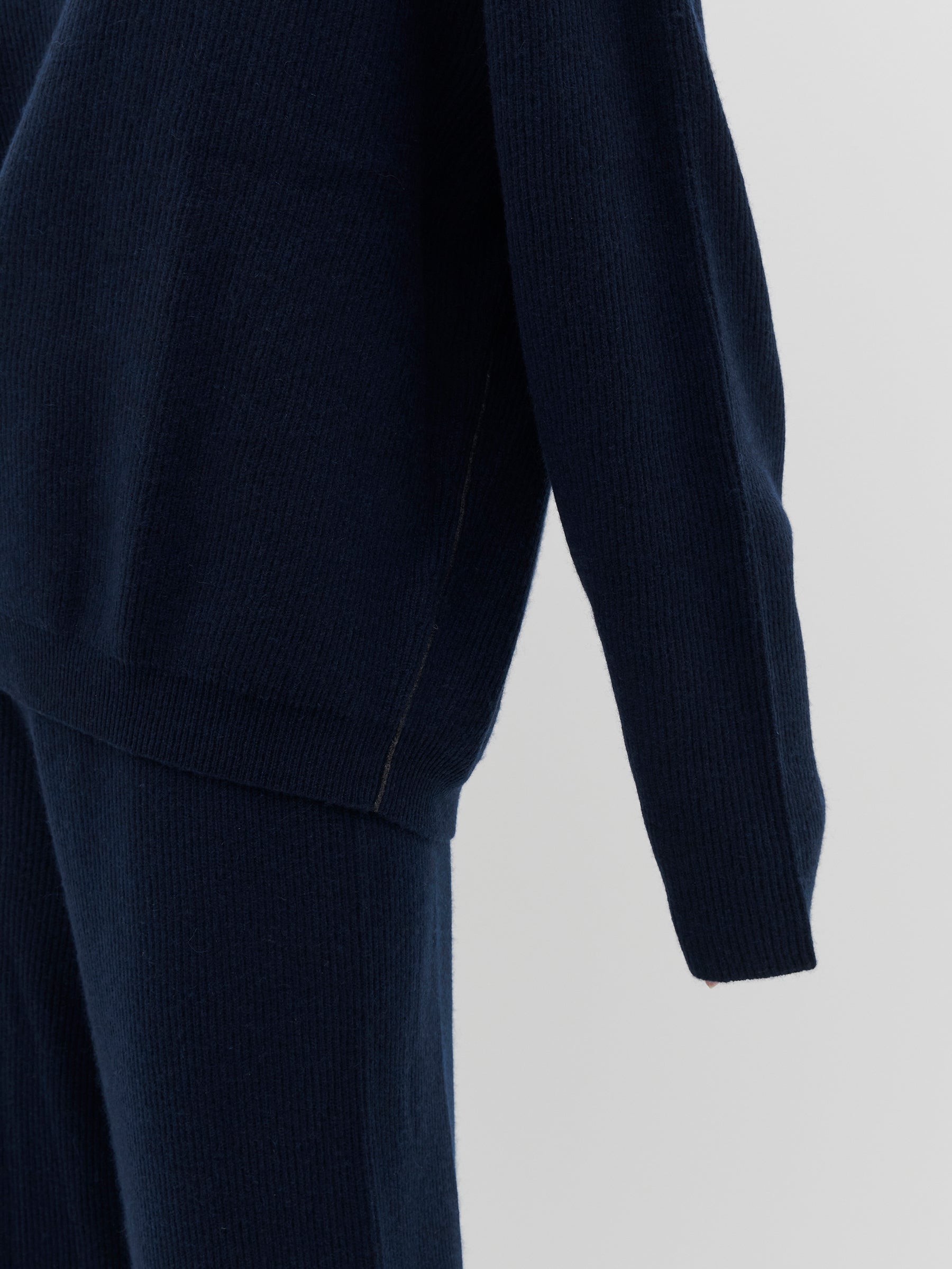 v-neck-cashmere-weekend-knit-aw22wk09-dark-ink