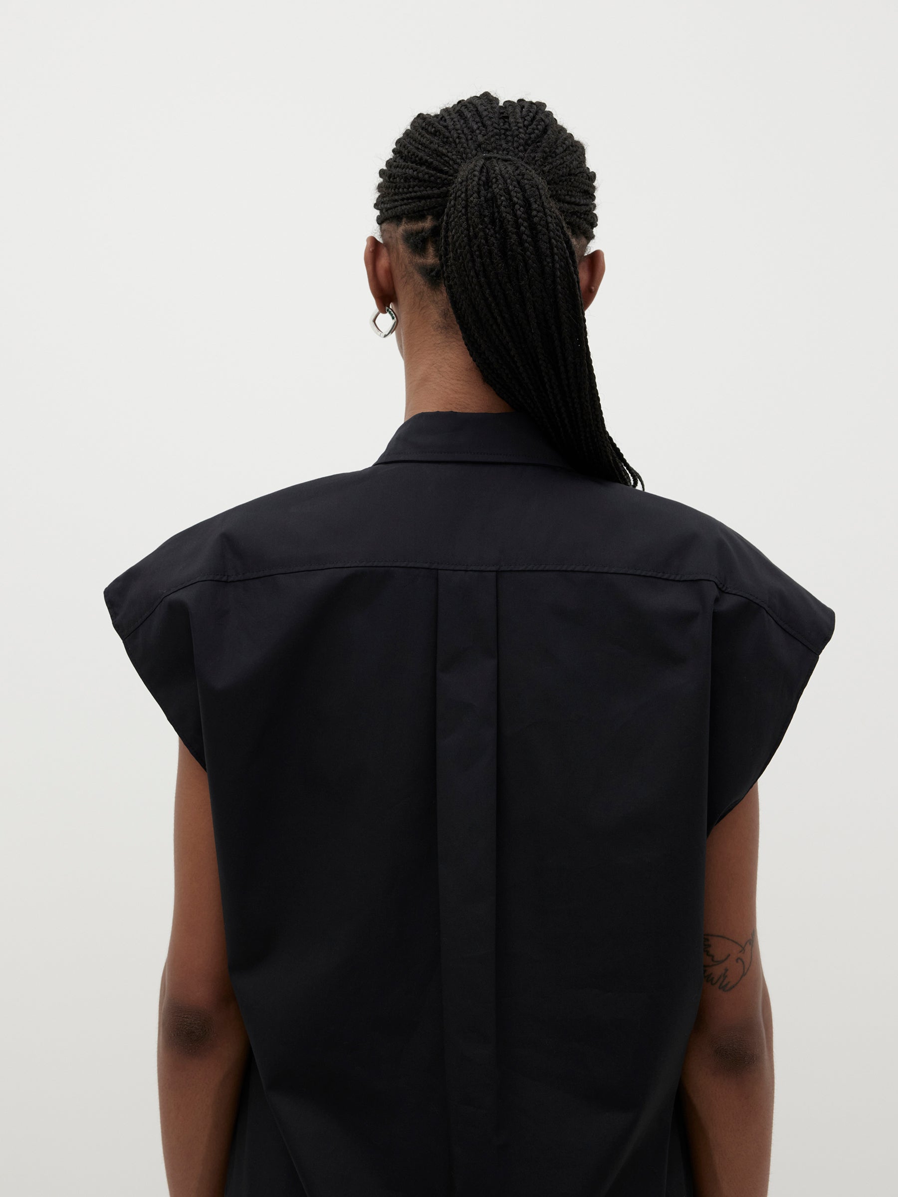 turnback sleeveless shirt