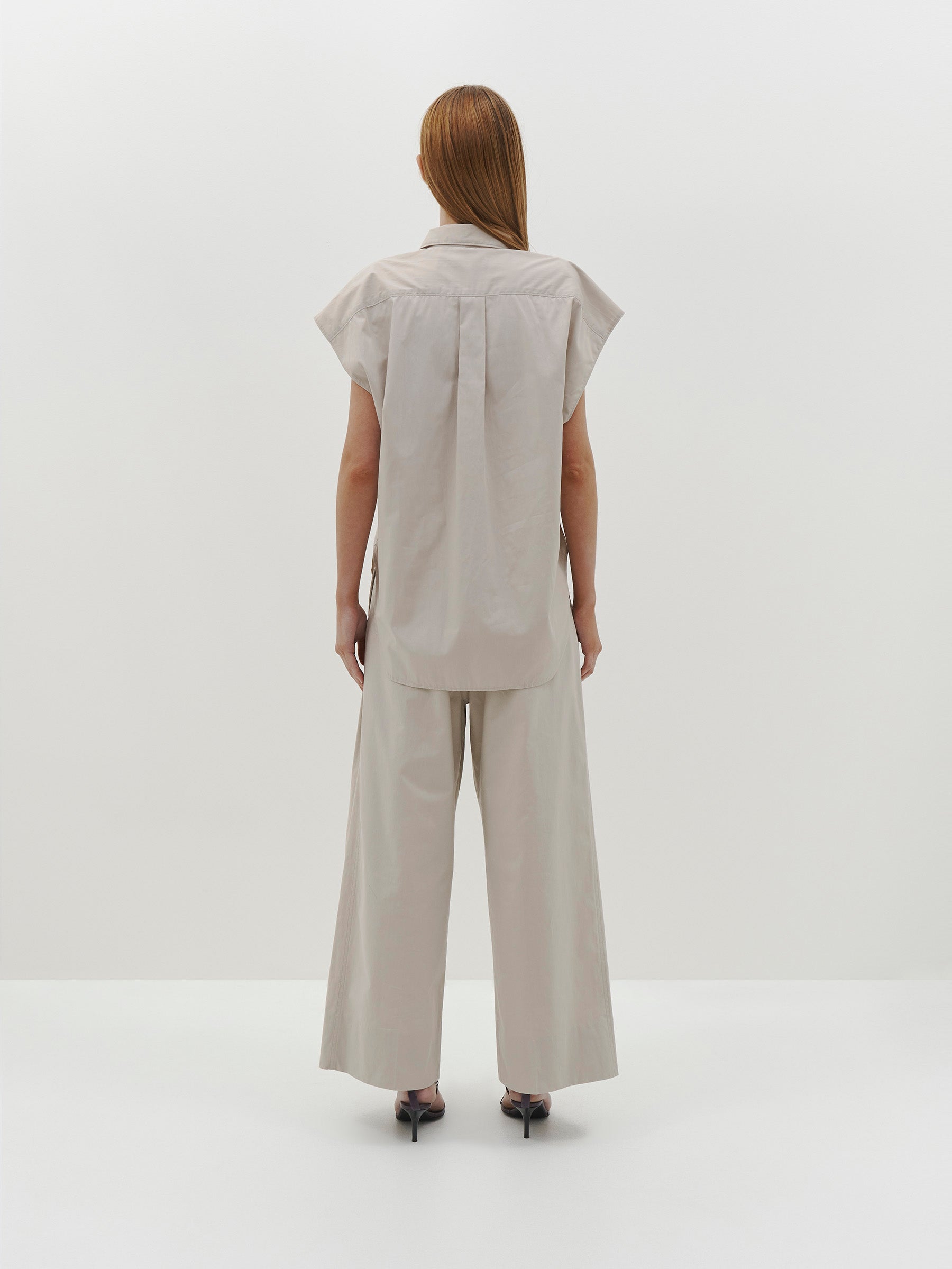 turnback sleeveless shirt