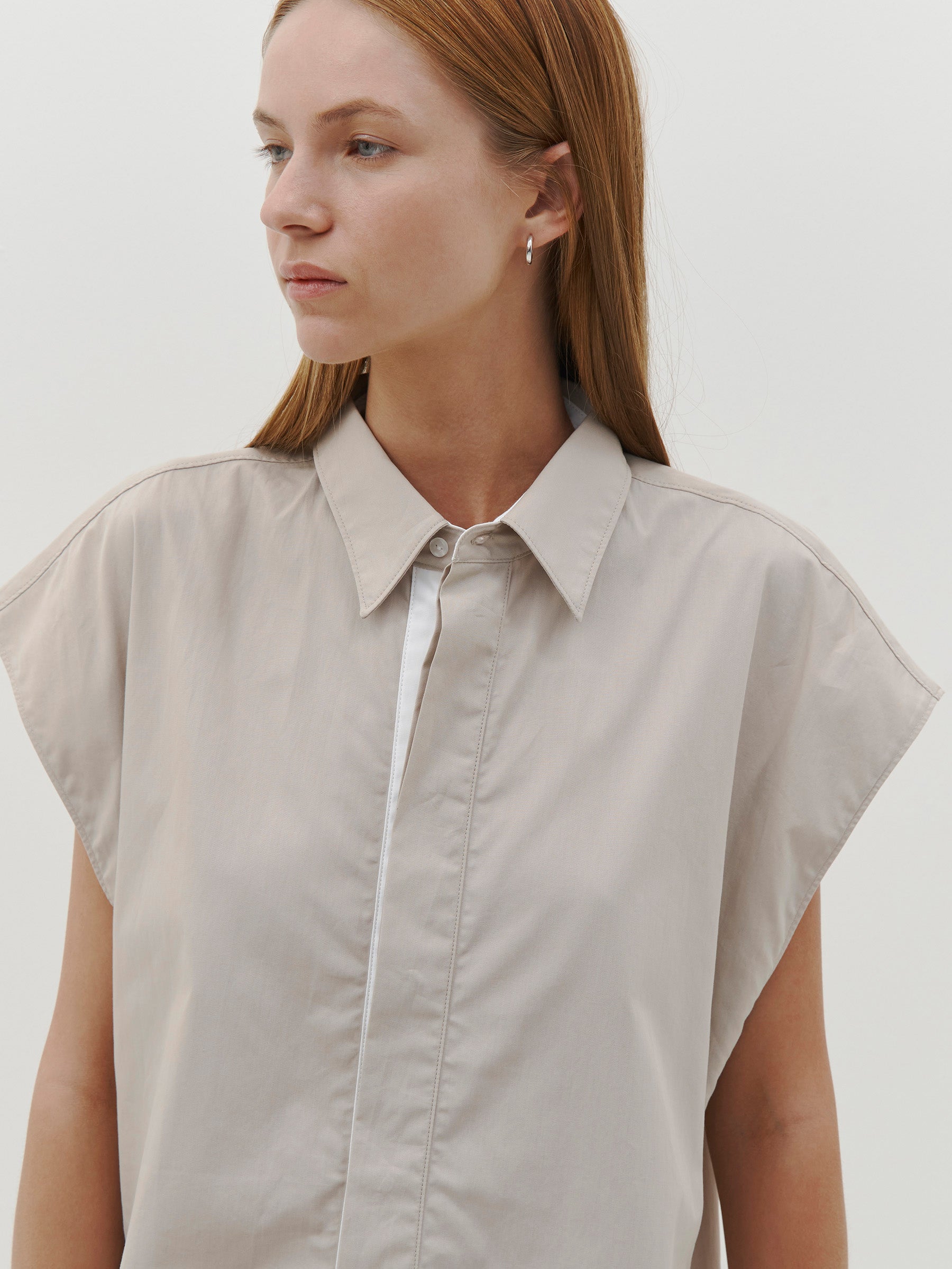 turnback sleeveless shirt
