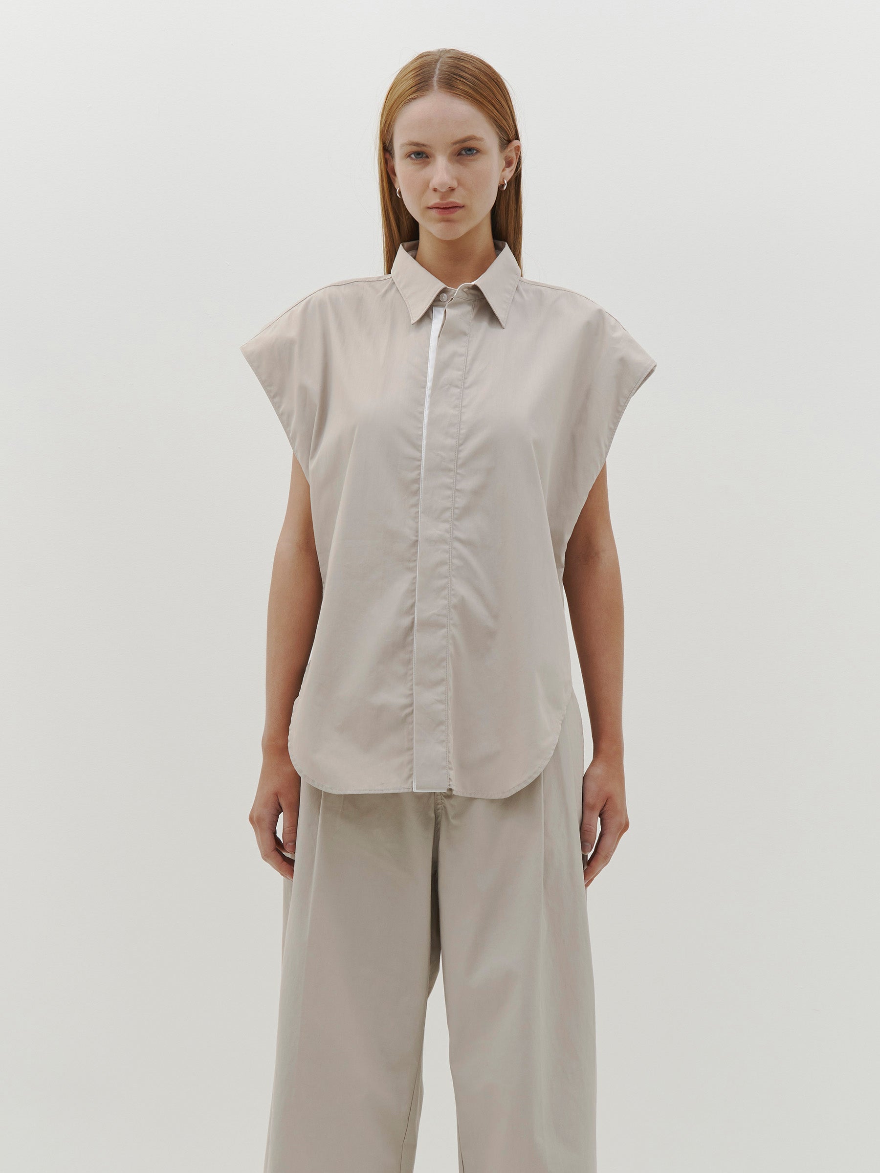 turnback sleeveless shirt
