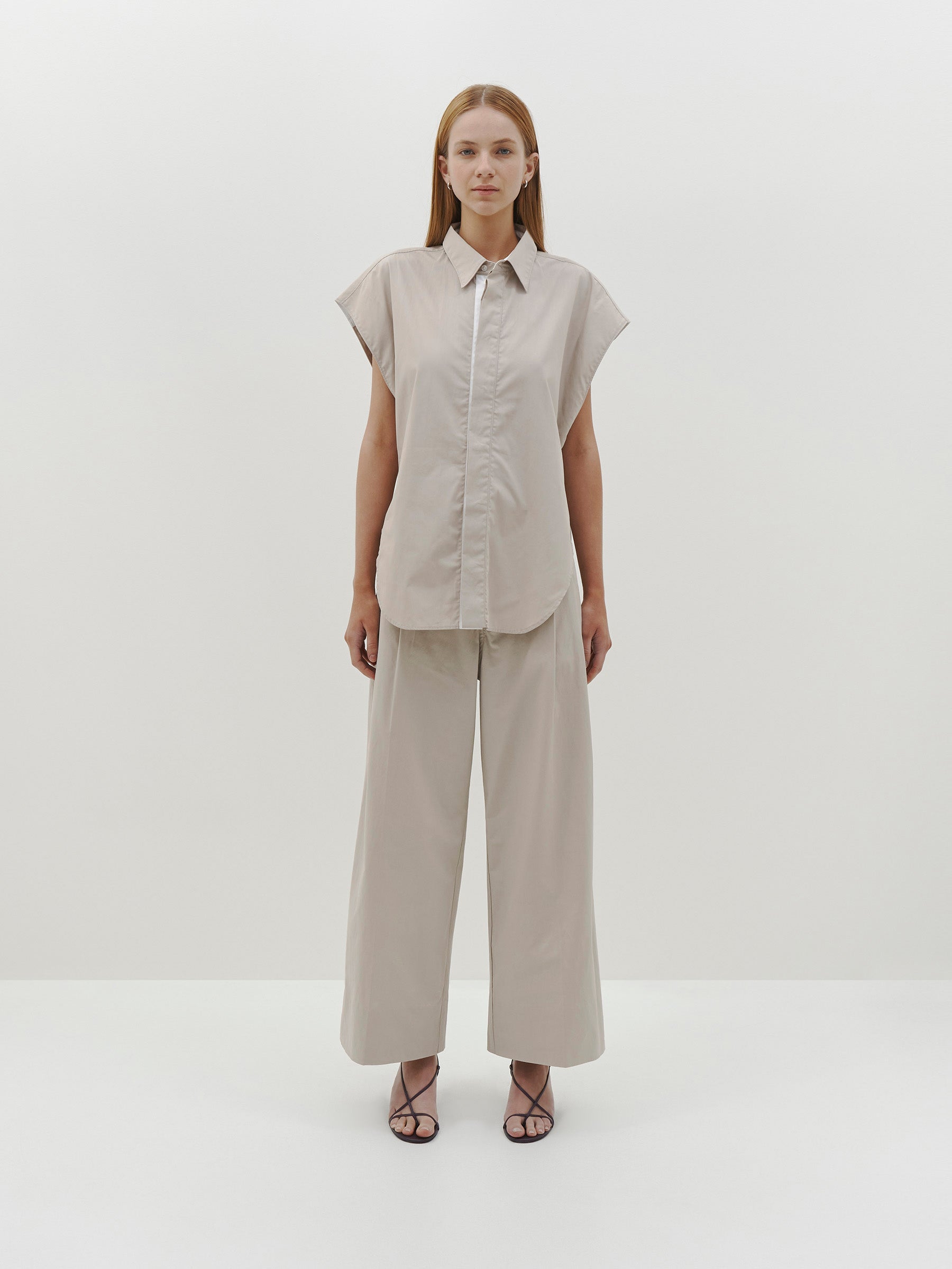 turnback sleeveless shirt