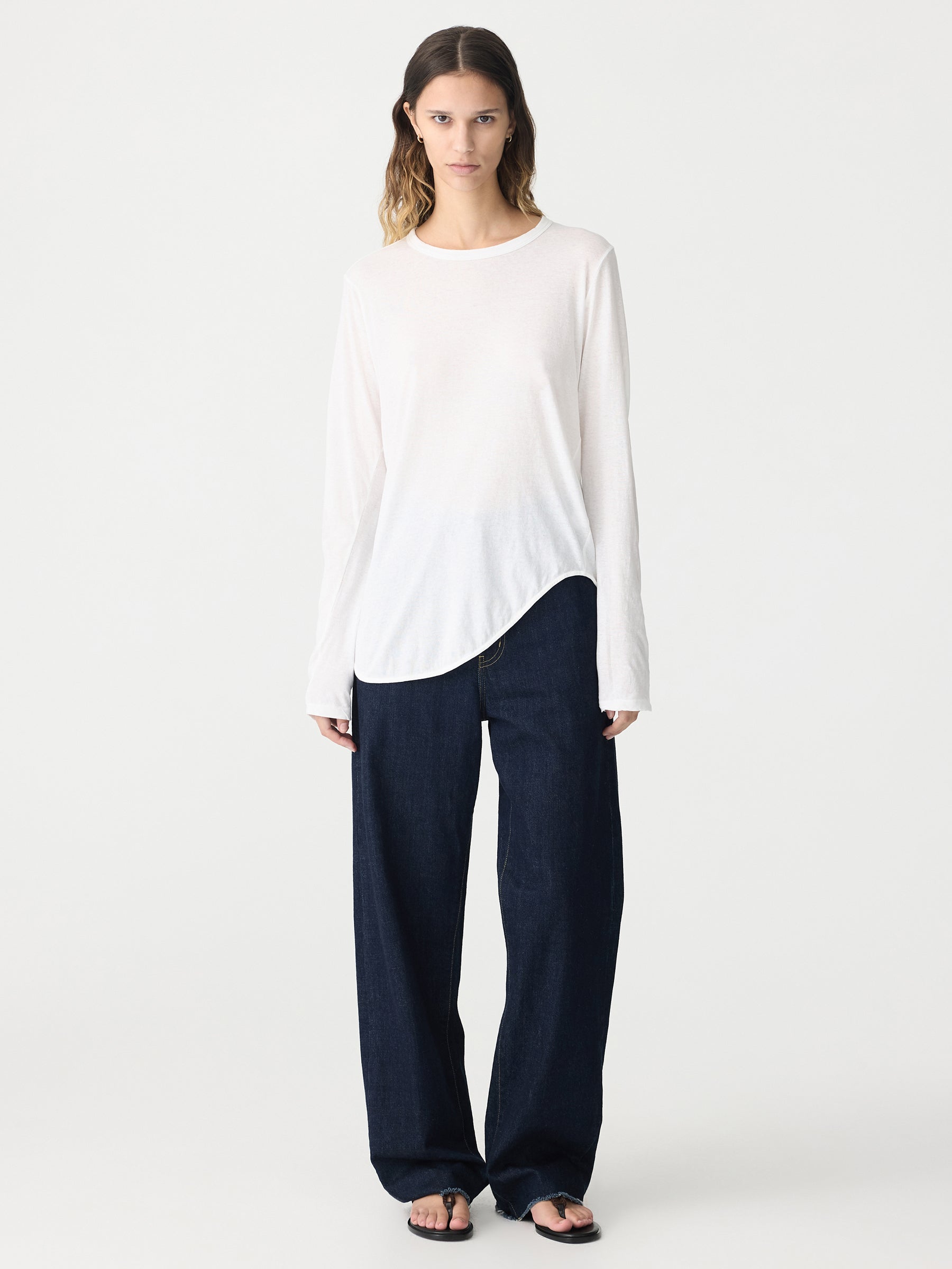 heritage scoop hem long sleeve t.shirt in white