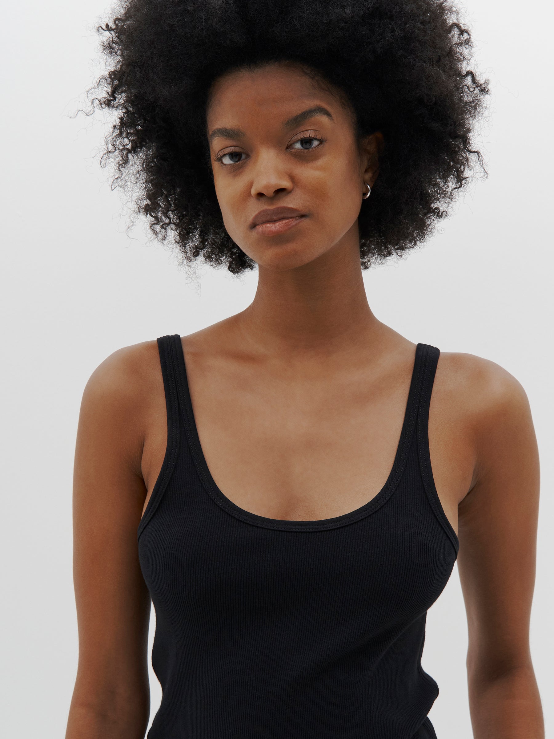 fitted scoop rib tank in black