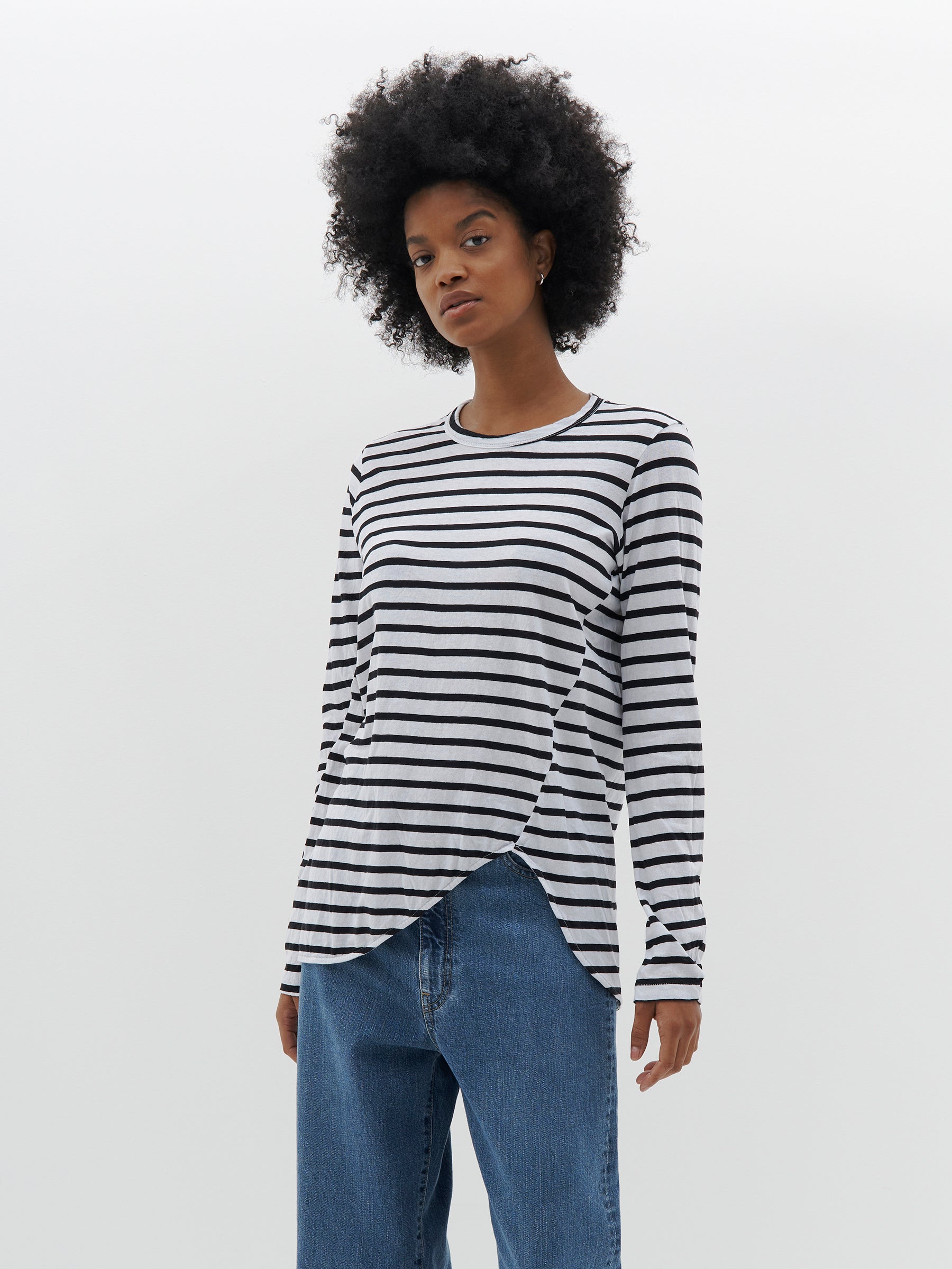 stripe heritage scoop hem long sleeve t.shirt in black and white